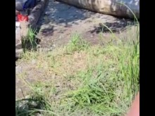 CÁMARA LENTA johnholmesjunior goteando enorme corrida en una playa nudista en cámara lenta