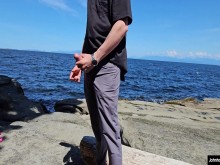 johnholmesjunior muestra su enorme polla blanca a la gente en la playa pública de nanaimo