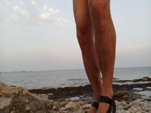 disfrutando de mi orina en la playa
