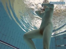 La adolescente vintage Lada Poleshuk es caliente y sexy