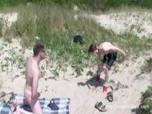 Chupando y follando a mi padrastro caliente en la playa