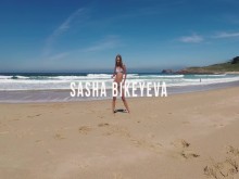 TRAVEL NUDE - Sasha Bikeyeva se desnudó en la playa pública de Doniños en España
