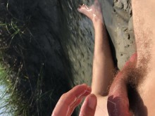 POV masturbándome hasta el orgasmo al aire libre con los dedos de los pies en la arena de la playa