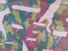 Pillé a mi hermanastra masturbándose en una carpa en la playa hasta correrse - Parte 1