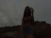 Morena traviesa masturbándose y chupando al final de la tarde en la playa - Ana Rothbard