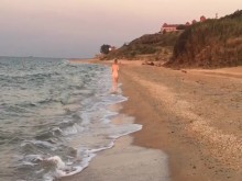 Milf desnuda con un gran culo corre por la playa delante de todos esperando un gangbang