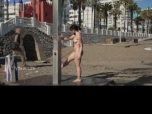 Ducha pública, atrapada desnuda.