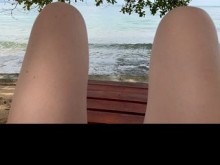 Caliente coño al aire libre en la playa mostrando y masturbandose en el paraíso