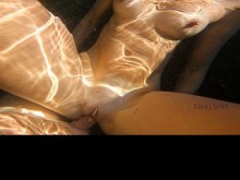 MILF caliente se desnuda en la playa para un extraño y se lo folla en el mar