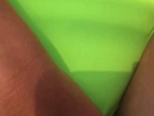 ¡Mírame jugar con mi coño mojado y correrme en la playa mientras estoy de vacaciones!