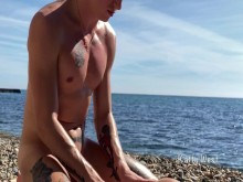 Masaje con aceite y sexo caliente en una playa nudista pública con creampie