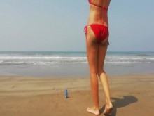 La pervertida Angel Fowler fumando en topless en la playa pública