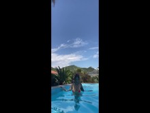 Puta muestra grandes tetas en la playa