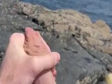 ATRAPADO Paja en la costa pública en las rocas - Cornualles - orilla de la playa mientras la gente pasa