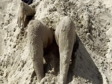 Estoy muy CALIENTE???? jugando en la playa NUDISTA con mi cuerpo ARENA????