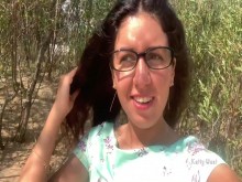 Bebé con gafas camina en público y muestra las tetas y el coño