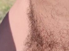 Johnholmesjunior mostrando su polla monstruosa con una enorme carga de semen en la playa nudista de Vancouver