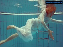 La pelirroja diana caliente y cachonda con un vestido blanco