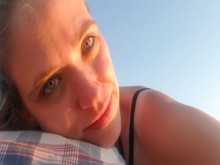 Sesión de enfermería para adultos en una playa pública al amanecer (vídeo corto)
