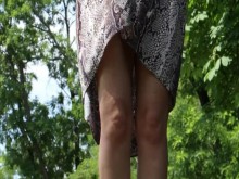 Nena pelirroja subió al monumento y se burla de mí con un baile erótico