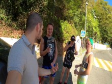 4 tíos se follan a una zorra en una obra y luego en la playa