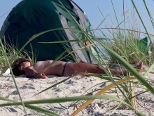 MILF sexy bronceándose en topless