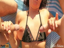 Esposa deja que un extraño la toque en la playa y juega con 2 pollas