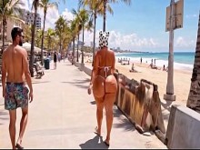 Laia paseando por la playa con su enorme culo generado por IA