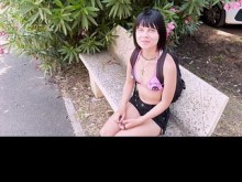 Una chica quiere esperar a que su novio se vaya a la playa, pero un nuevo amor cambiará sus planes