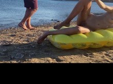 Semen inesperado y arriesgado en una playa pública