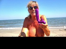 Con el consolador en la playa