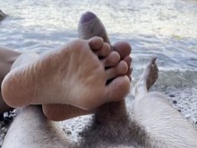 Nina me hace una arriesgada paja con los pies en una playa secreta en público hasta que me corro